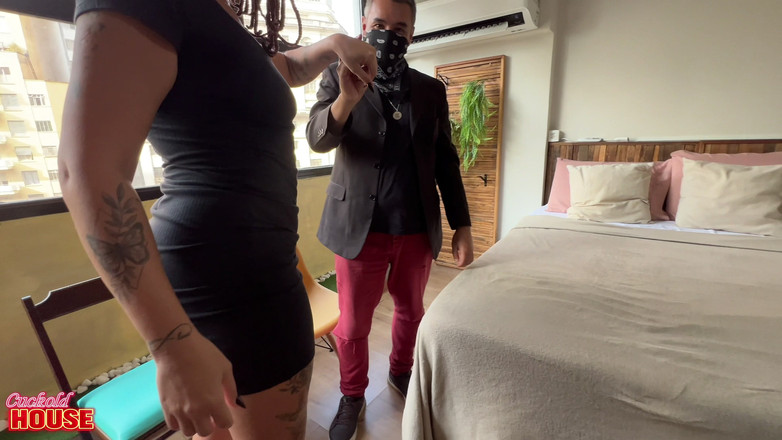 CuckoldHouse: Чоловік-рогоносець спостерігає за своєю дружиною у власному ліжку