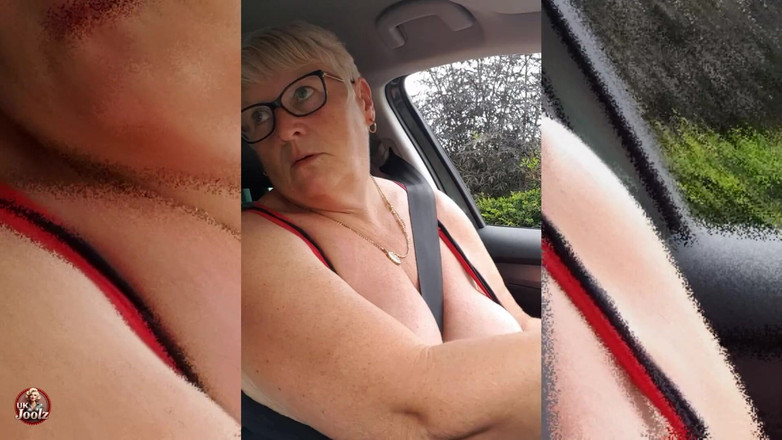 Uk Joolz: Dirigindo Em Topless