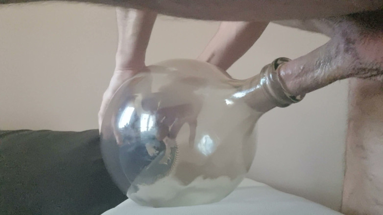 Naxy: Scopata con una grande bottiglia di vetro - richiesta