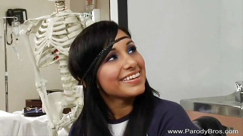 Parody Bros: La troia dai capelli scuri fa gola profonda con un...