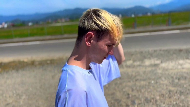 Nick Lewis: ニック・ルイスは、ハンサムなノンケを説得して、ビーチで資金のためにbliwjobをさせました