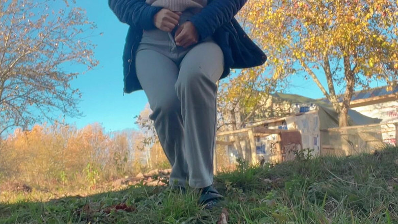 sweethanajapanese: 彼女は車の中で毛深い膣を開き、その後外に出ておしっこをします