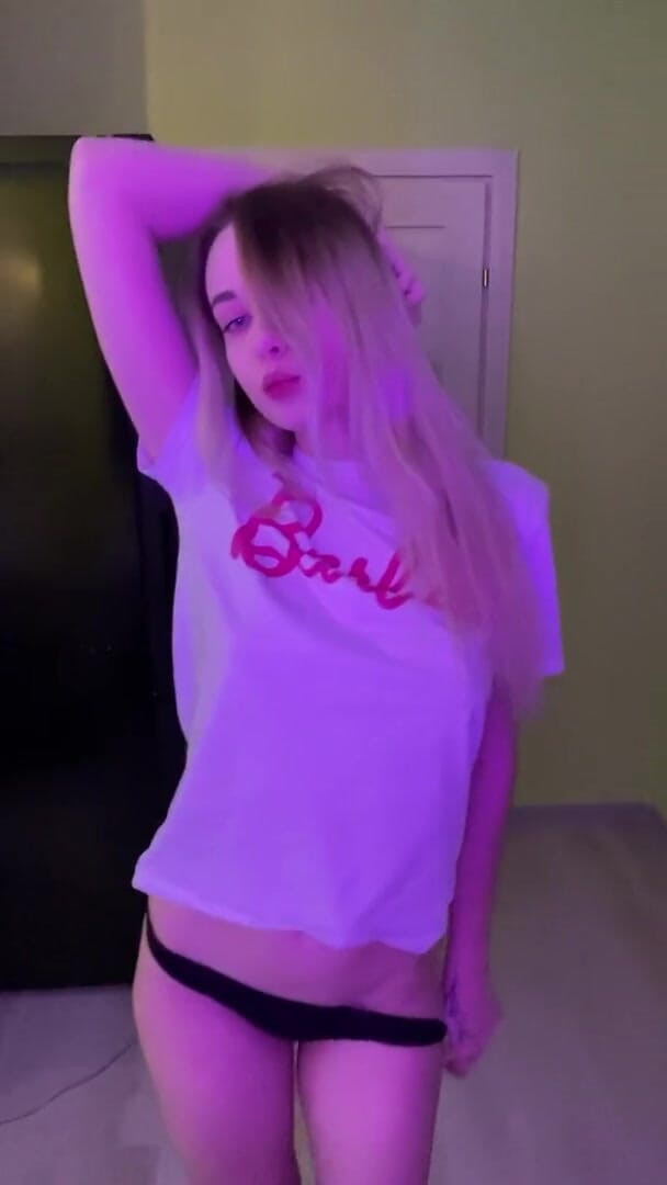 My bf cuckold: sexy girl show her naked body