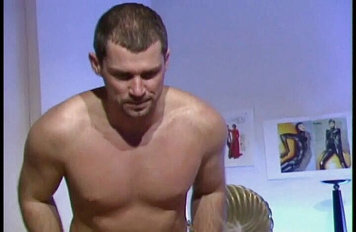 Perfect Porno: Vollbusige MILf-assistentin in einem engen anzug wird von einem jungen...