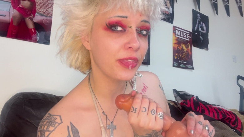 Glitterqueen1999: 口红亲吻和口交红色黑色的嘴唇深喉邋遢