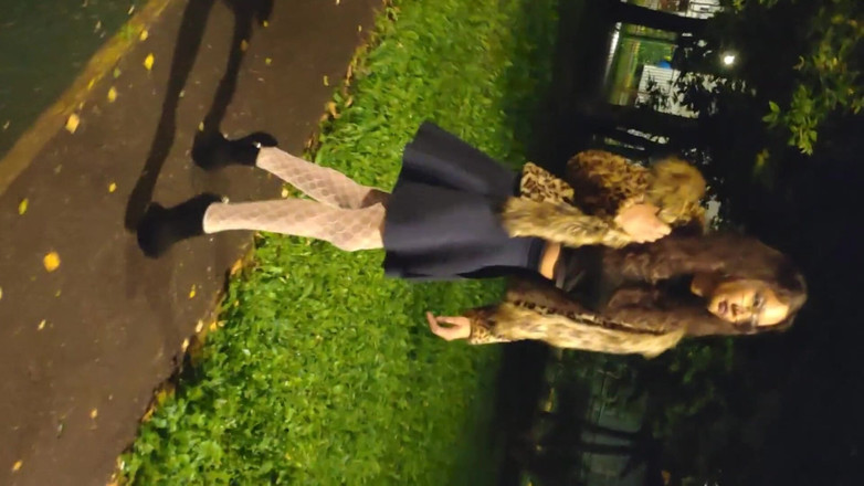 Ponny Letany: Sexig sissy walking utomhus