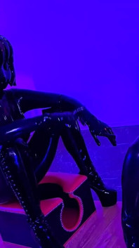 Op gezicht zitten door Latex Kigumuri