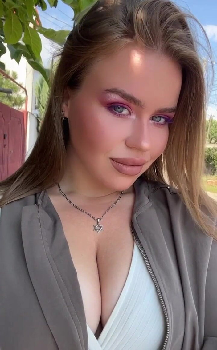 Leosanwada: Şimdi göğüslerimi mi seviyorsun yoksa gözlerime mi bakıyorsun?