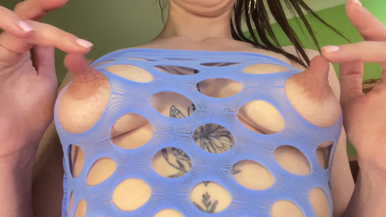 Kristi Ren: Esses mamilos são tão enormes que transformaram meu vestido favorito...