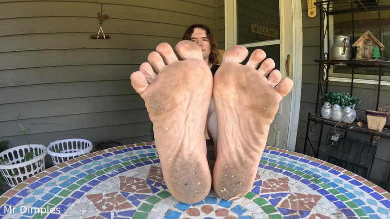 Mr Dimples: Mostrando meus pés sujos