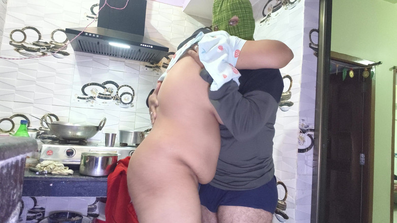 Hotty Mona: Зведену сестру відтрахав її зведений брат на кухні, секс голосом хінді