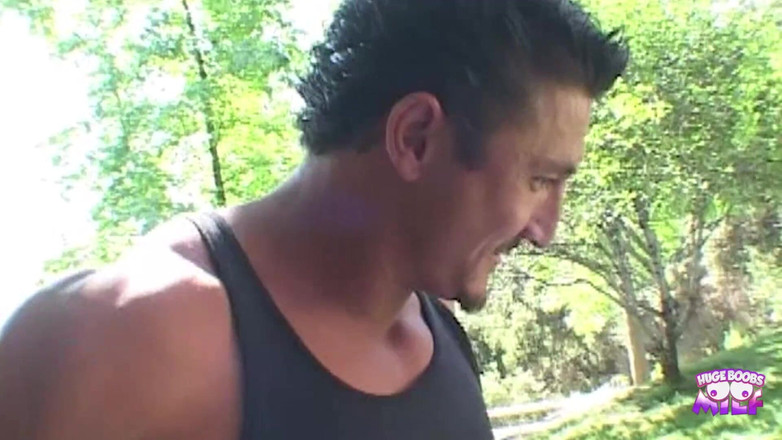 Huge Boobs MILF: Dvě dívky zvou chlapa, aby se k nim připojil a...