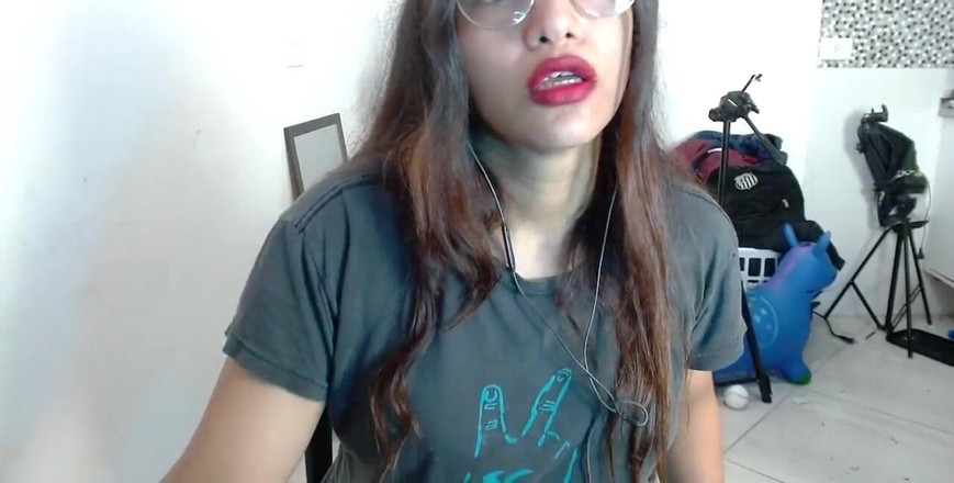 Michelle sex hard: Lei muove la mano su quella figa calda. e una...