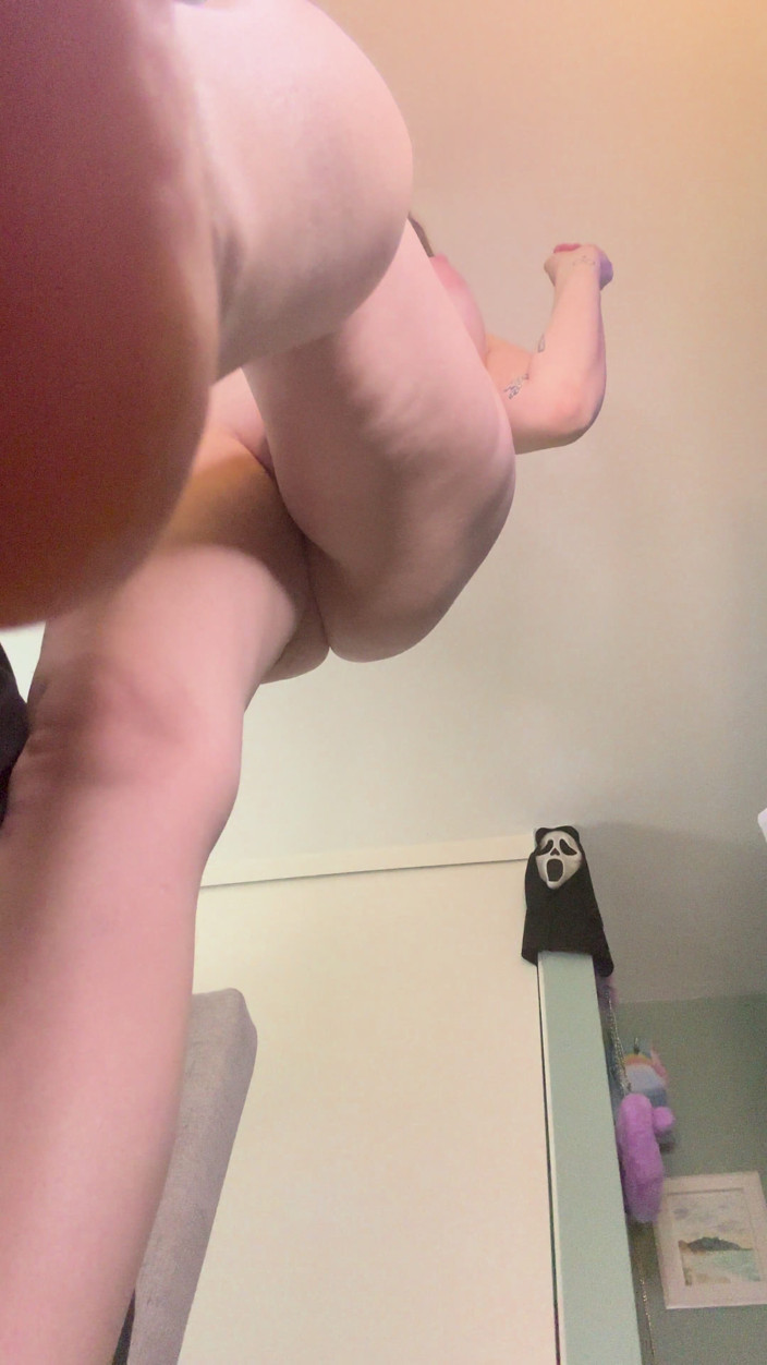 Honey Doll: Giantessin in Short Shikrt Gets Undresssed