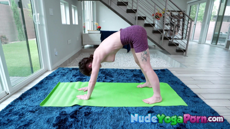 Nude Yoga Porn: 모든 자연 올리브 유리 누드 스트레칭 움직임을 보여줍니다