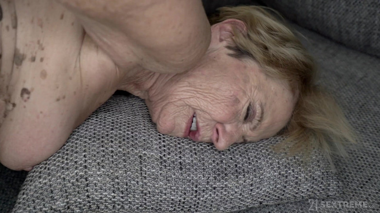 21 Sextreme: 21 Sextreme - 하드 자지로 더운 겨울 데이트를 하는 미시 미녀 Malya