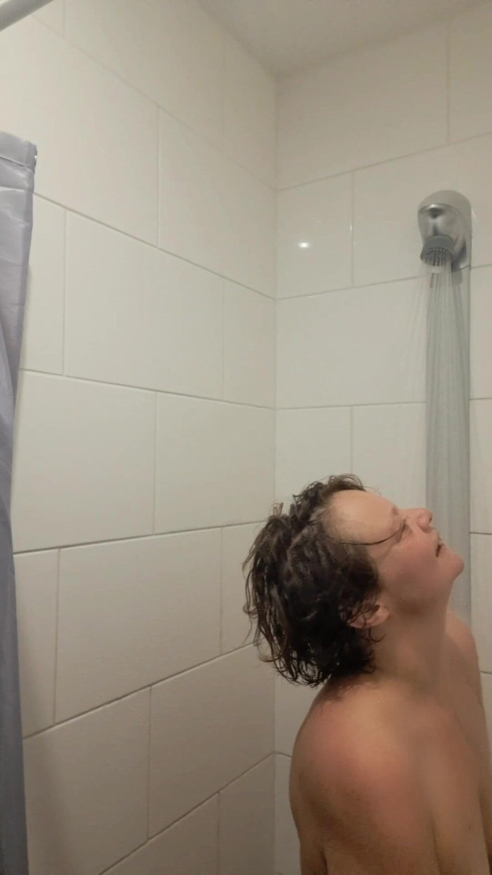 Sofy13: 직장에서 딜도에 도전하고 스포츠 후 진동기를 가지고 신경을 쓴다