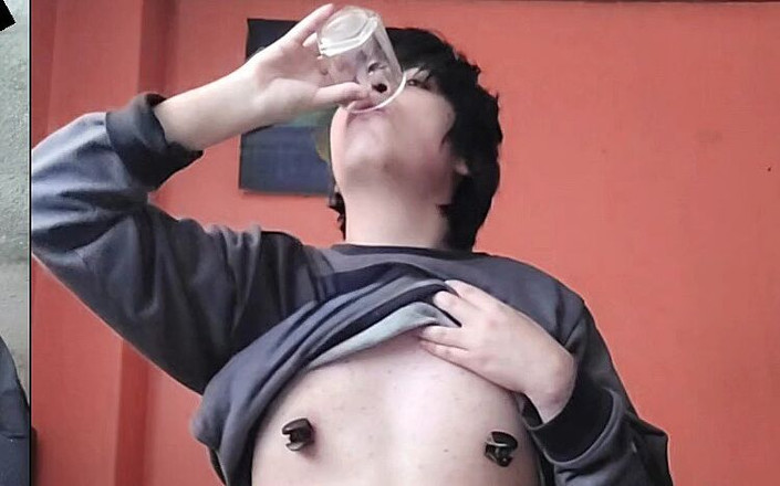 Jade1Lc: 我吞下我自己挤奶的精液，品尝它的性味道