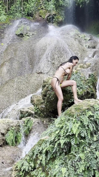 Şelalede sarı bikinili Monika Fox
