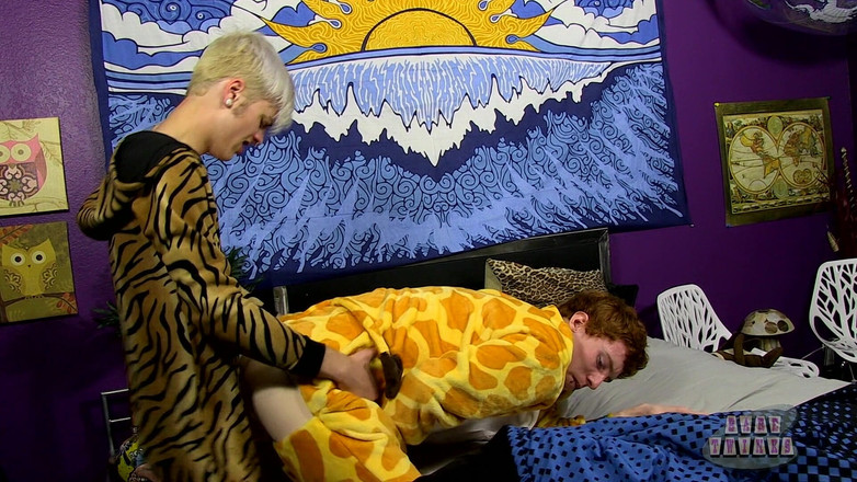 Bare Twinks: 털이 많은 연인 혈안이 섹스