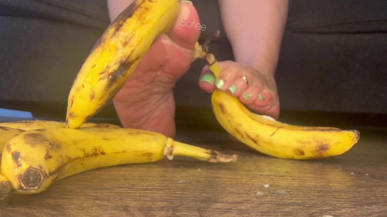 SofieeSoles: Очистить 5 бананов, затем измельчить их