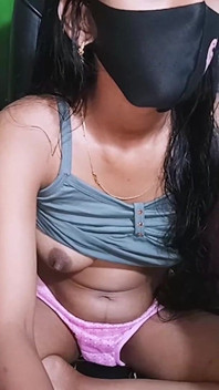 Indiana menina dedilhando sua buceta