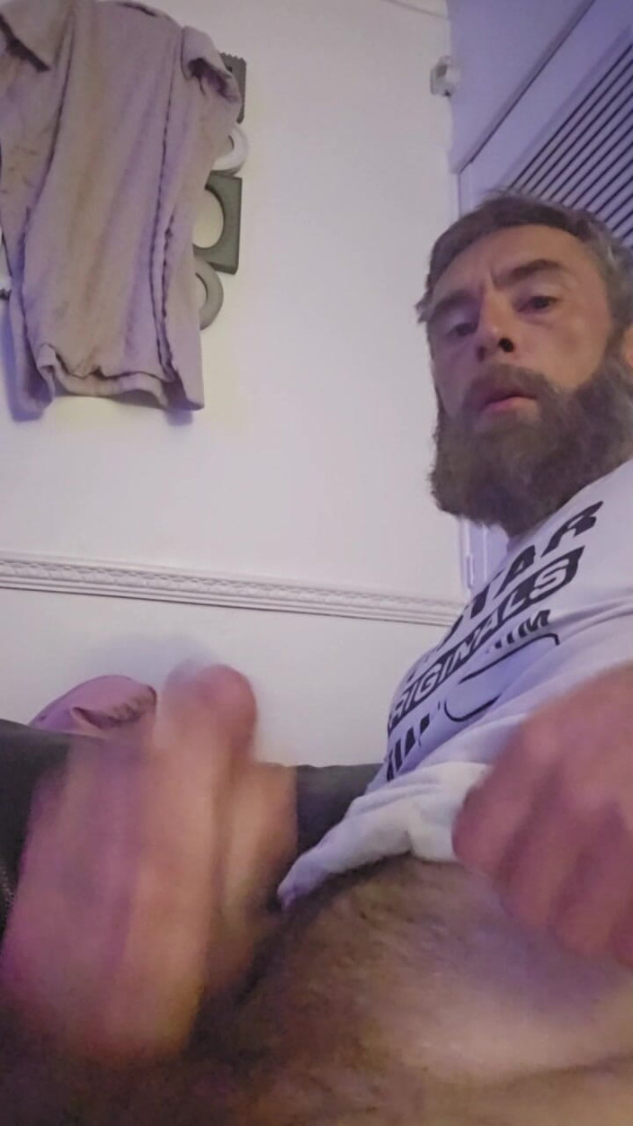 Smoking stoker: Un grosso cazzo si masturba