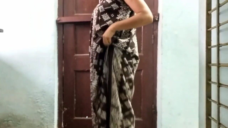 East indian group: Desi Bhabi Ki Gand Mari Padosi Devar Ne