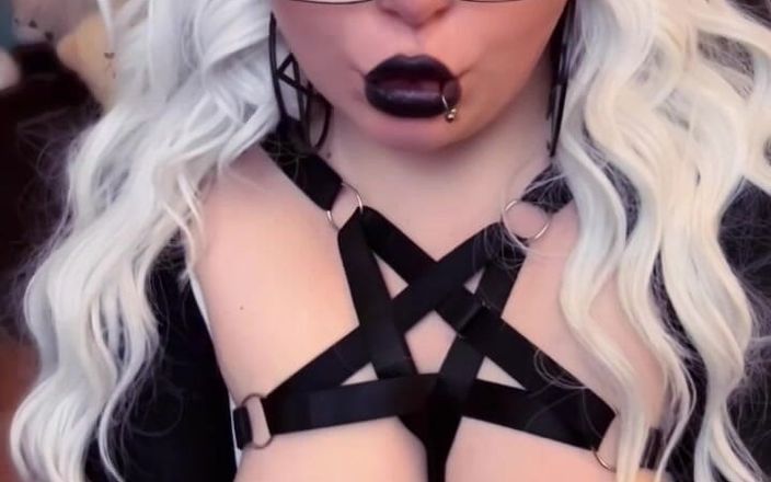 LexxiBakk: Mẹ kế Goth BBC JOI