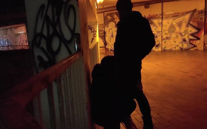 Toilet Mommy: 妻が売春婦になる気持ちを知りたがっていたので、彼女をアウトドアに連れて行きました