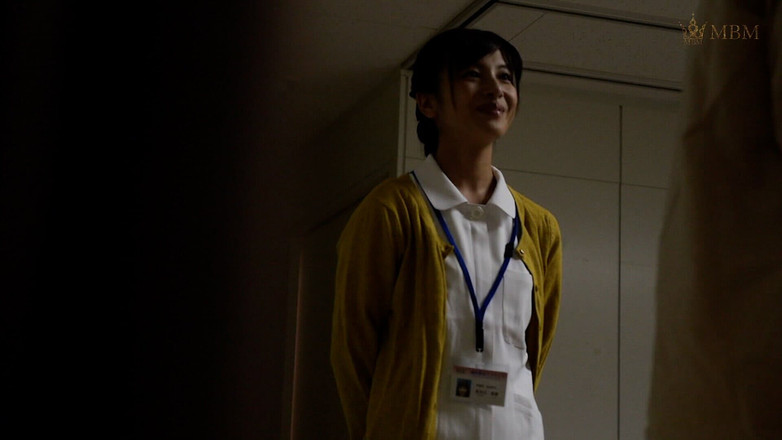 MBM3988: M913g05 o asistentă femeie căsătorită care vorbește cu un pacient...