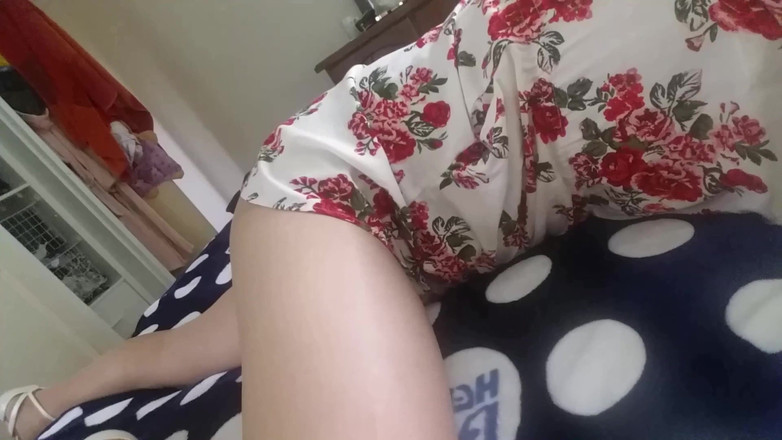 Dani Leg: Дені любить торкатися своїх сексуальних жіночних ніг у засмаглих колготках