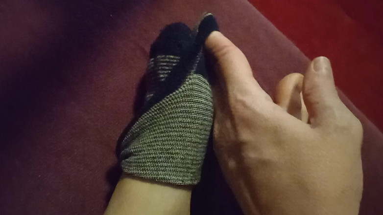 Carmen40: Kaki putih yang indah dari mana aku melepas kaus kakiku