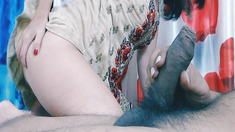 Bolly Karma: Une femme infidèle à gros cul demande à son ami de regarder