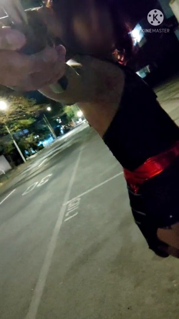 Traviezisha: Travestit efeminat care se plimbă în aer liber cu un vibrator...