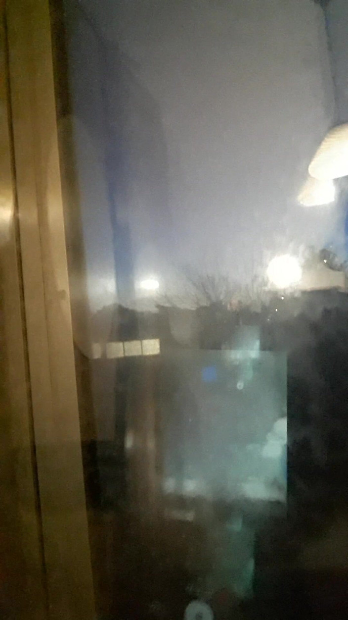 WEBREGINETTA2023: De pie en una silla desnuda frente a la ventana