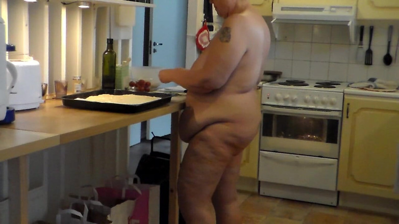 Sex hub couple: Jen is all nude and baking