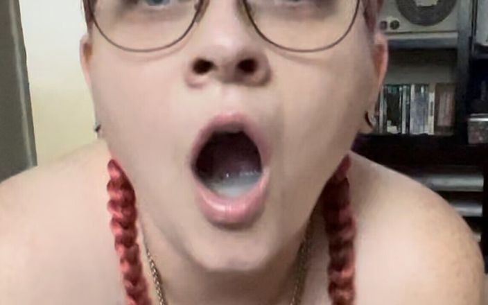 DaddysLittleSluts: Cewek nakal ini lagi asik nyepong kontol sambil ngomong jorok