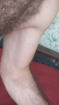 Je soulève les jambes de ma femme et je lui suce la grosse bite, partie 2