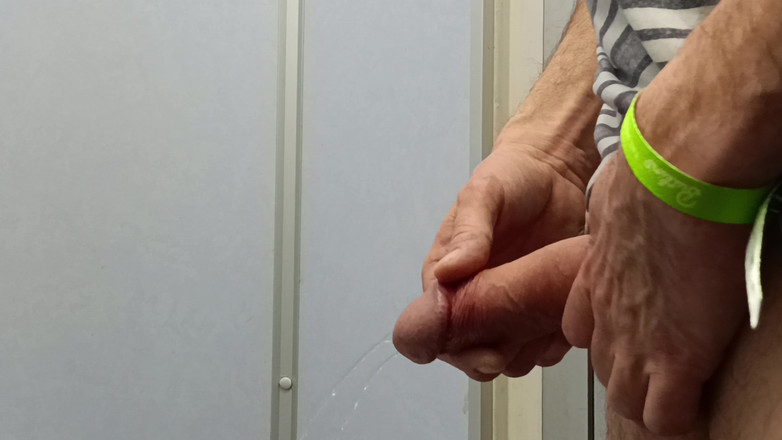 Rockardglans: 공중 화장실 오줌싸기, 흔드는, 청바지를 입고 클로즈업 커밍 - Rockard Daddy