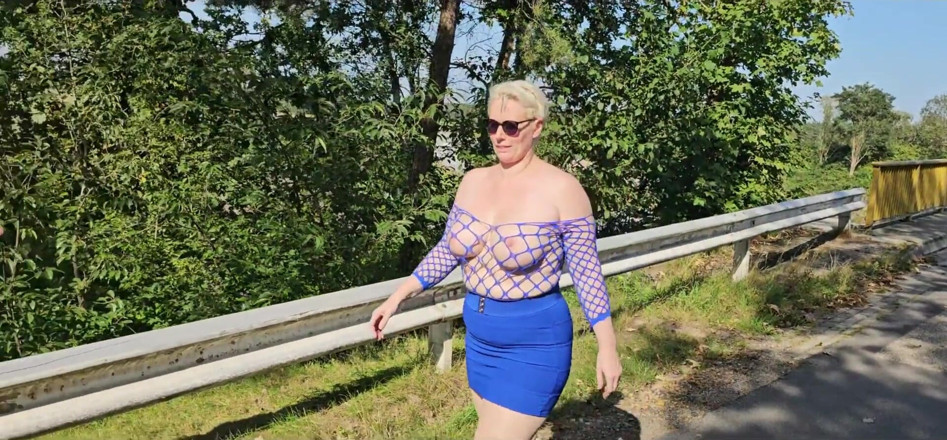 UserBitch1: Showing off My Boobs on the Bridge