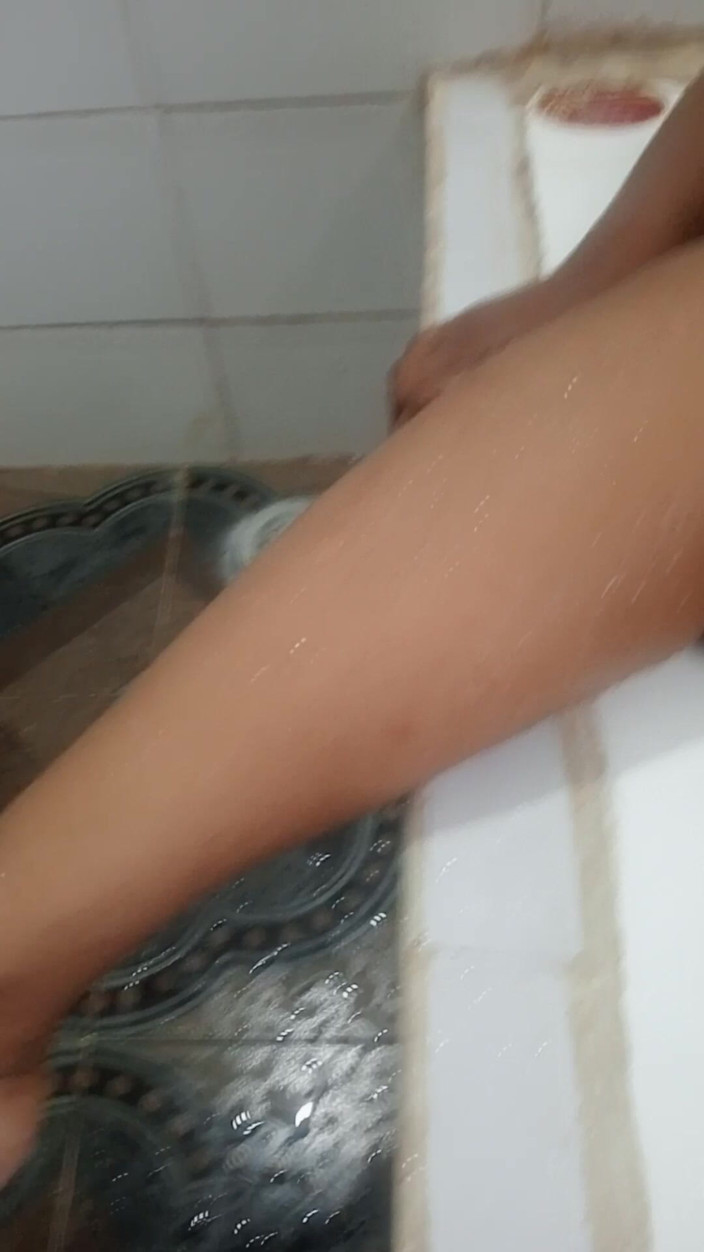 Benita sweety: Pussy Finguring Washing Hot at Bathtub