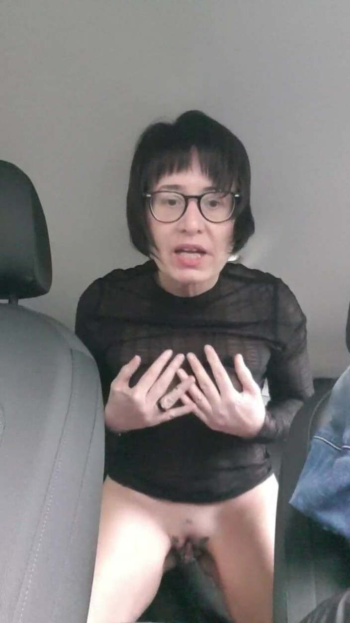 JulieEroticDress: MILF stříká venku na veřejném parkovišti