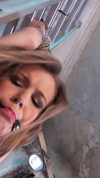Anouk gefesselt an Leiter, tittenfick mit nippelklemmen