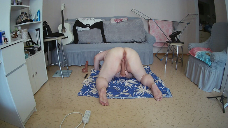 Zona901: Schoonmoeder met grote kont tieten en vlezige harige kut masturbeert...