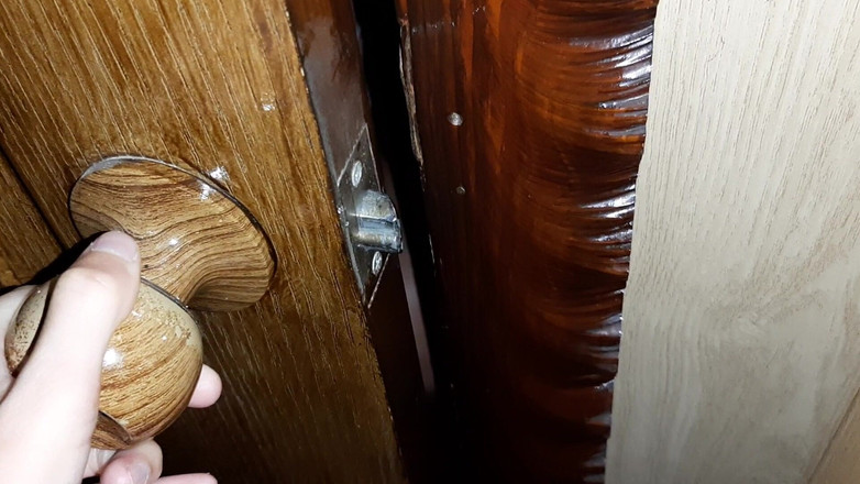 Lesbian-candys: Üvey kız kardeşimi tuvalette mastürbasyon yaparken yakalıyorum