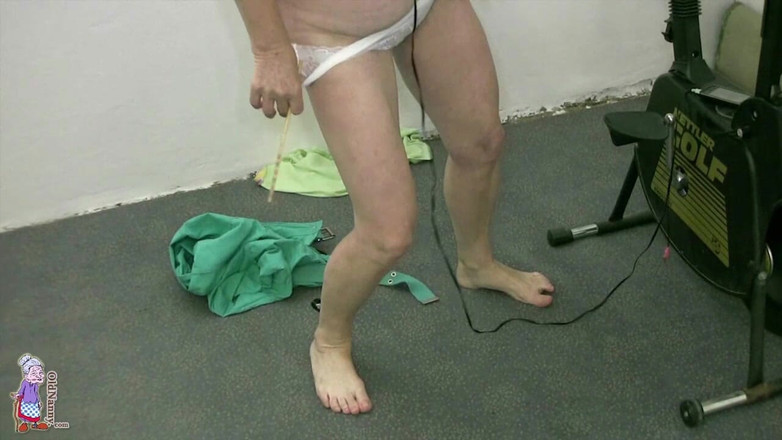 Old Nanny: Prêt pour l’entraînement à poil