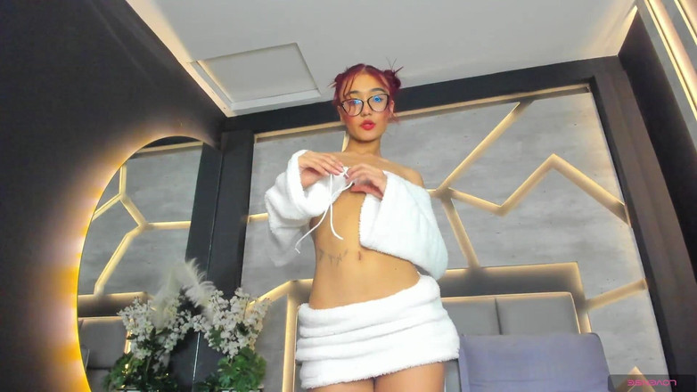 Lia Wood: Gadis Dengan Cermin Mata Dan Rambut Colro Menari Dan Dikendalikan...