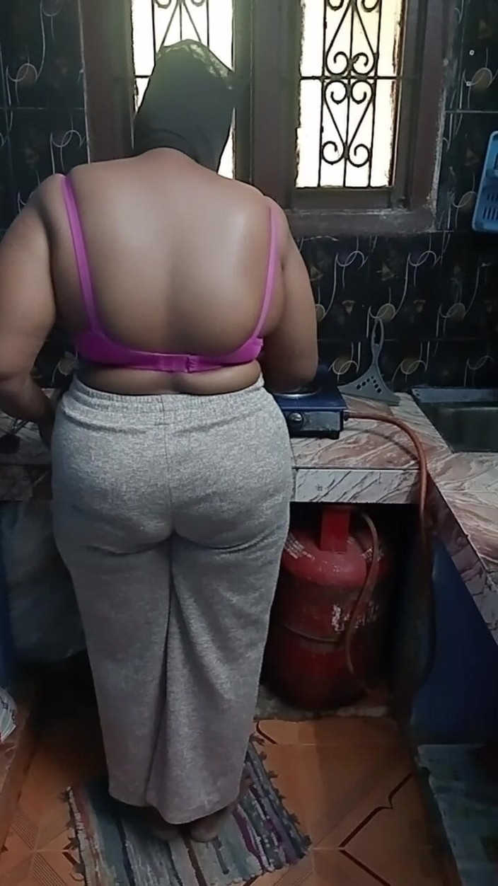Tamil lesbian: เตรียมตัวทําอาหารกับแก้ผ้า