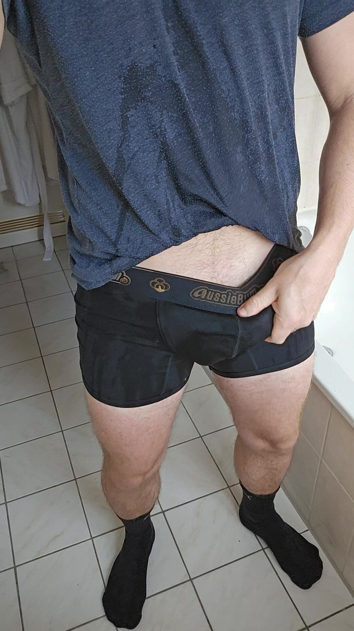 GerMANpiss: Kencing di celana dalam